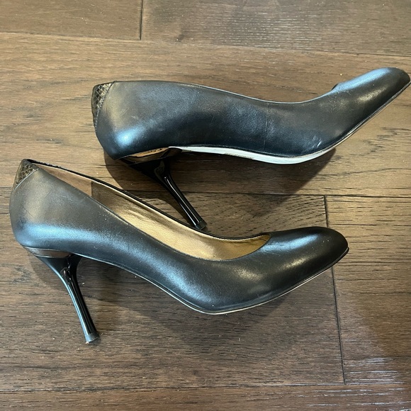 Sam Edelman | Black Round Toe Pumps - Picture 4 of 9